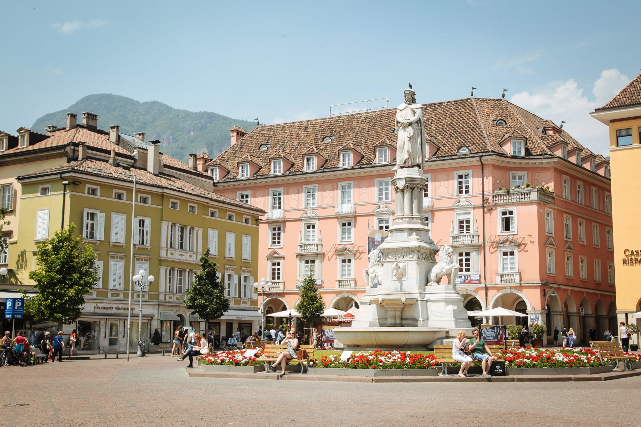 Piazza Walther, statua di marmo dedicata al poeta trovatore von der Vogelweide, relax, centro storico di Bolzano